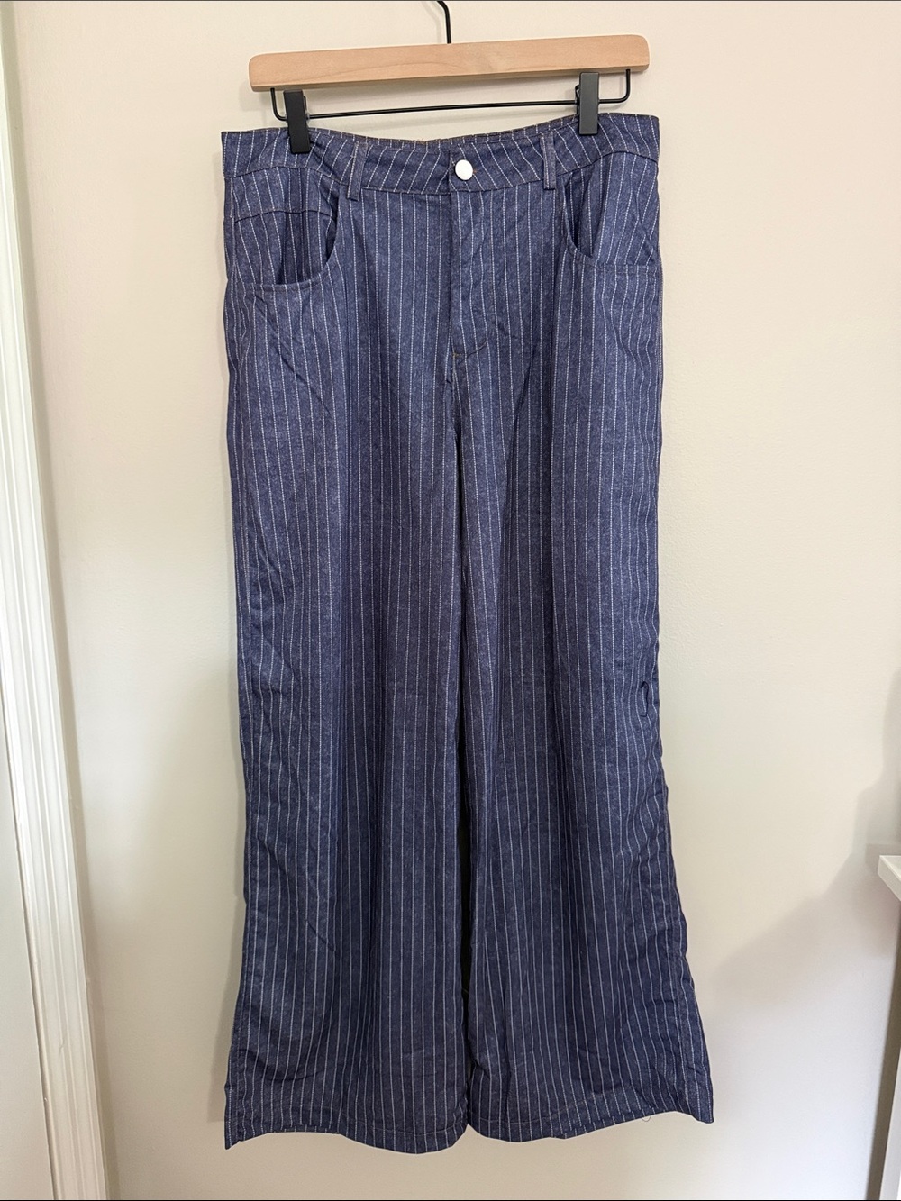 Women’s Lightweight Wide-Leg Pinstripe Pants in Navy